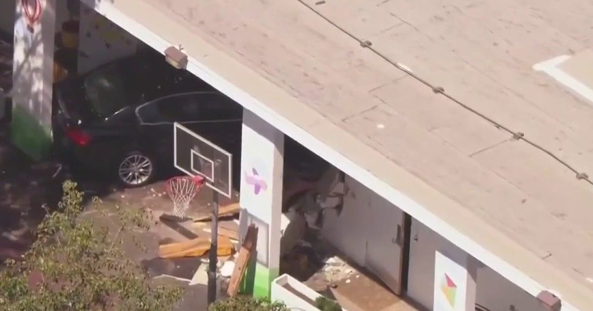 8 hospitalized after car crashes into Temple Sinai of Glendale