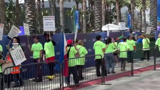 Disneyland hotel workers protest during D23 weekend: ‘No Magic in Our Paychecks’