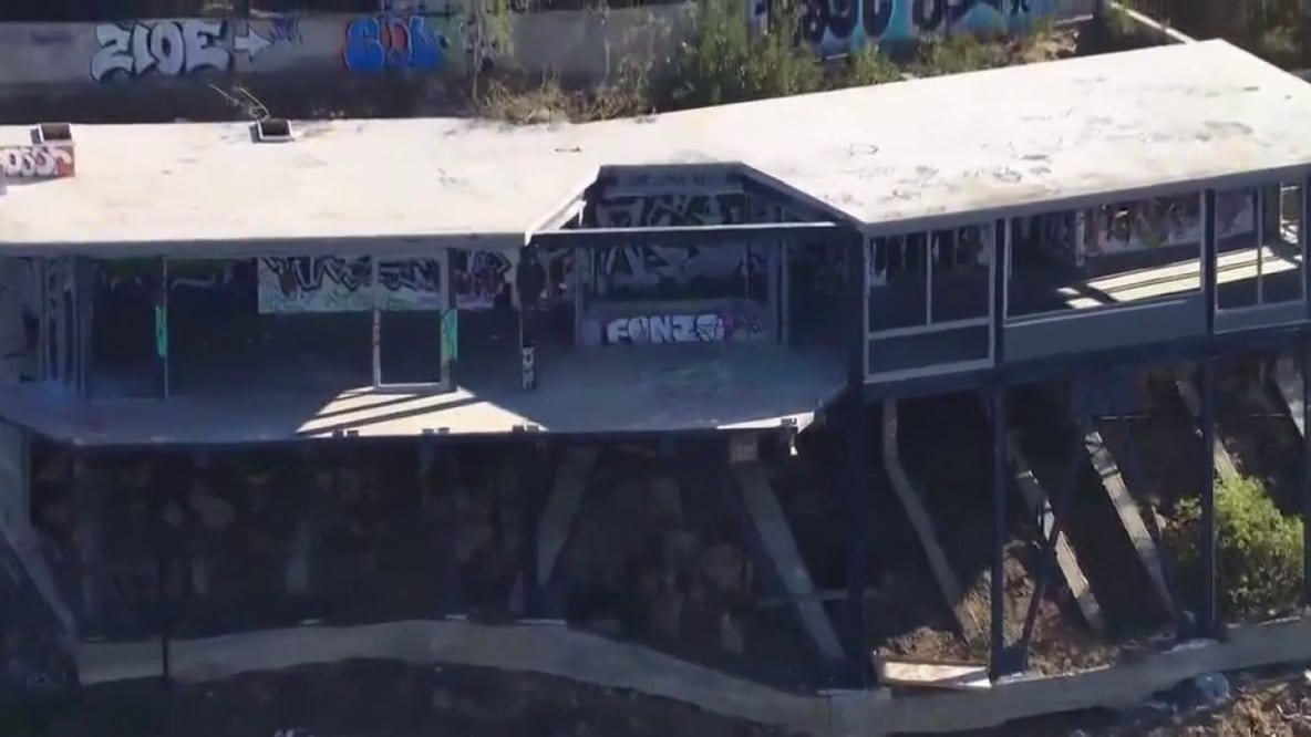 Abandoned hillside home worries Studio City neighbors