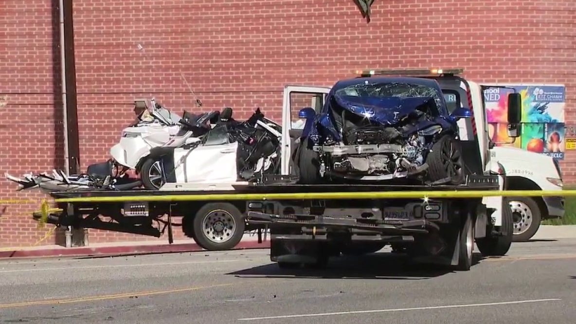 1 dead, 4 hospitalized following two-vehicle crash in Encino