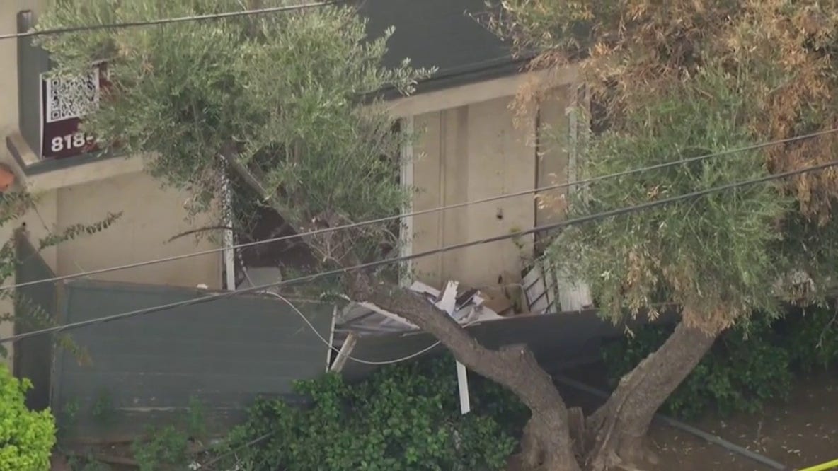 3 hurt in apartment explosion in Van Nuys