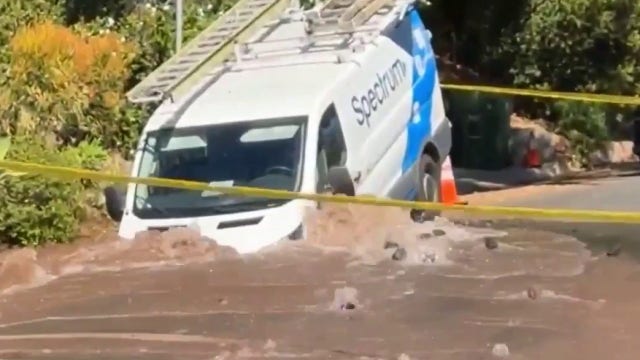 Los Feliz sinkhole nearly swallows Spectrum van after water main break