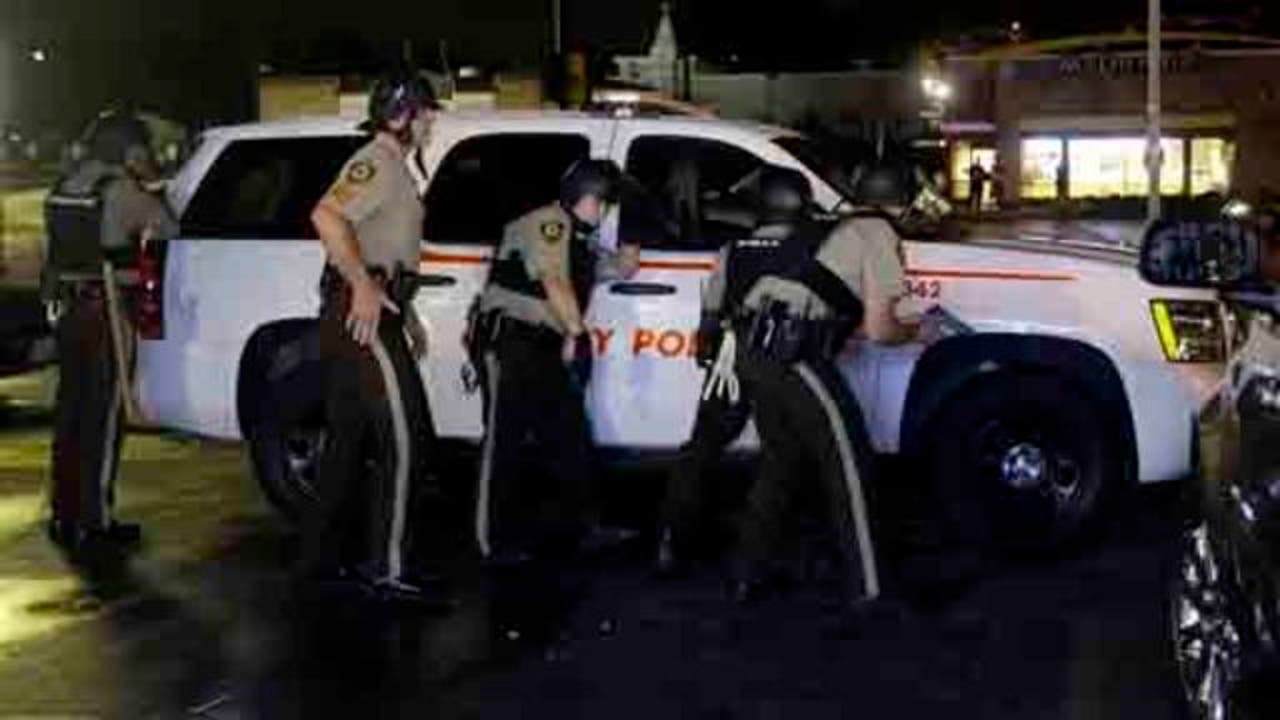 Полицейских называют фараонами. Полиция Миссури. Белый полицейский США. Отношение полиции в Америке к белым. Полицейский с белым ремнем.