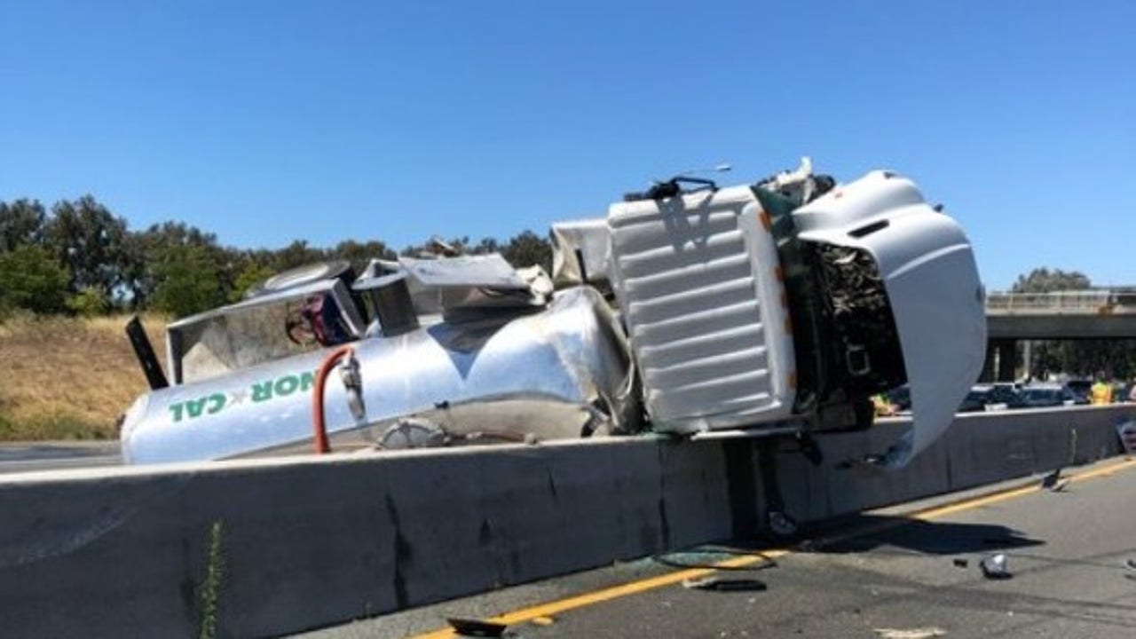 Overturned sanitation truck cleared from median on US-101 in Mountain View