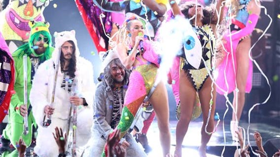 IMAGES:  Best of the 2015 VMA Awards