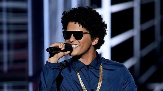 Bruno Mars to provide Thanksgiving meals for 24,000 people in Hawaii