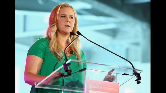 Amy Schumer supports Kaepernick, sits out Super Bowl ads