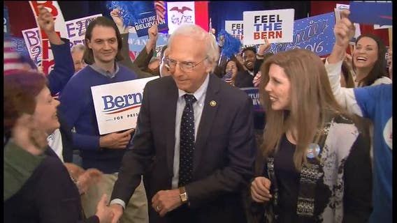 Bernie Sanders makes 'SNL' appearance with Larry David