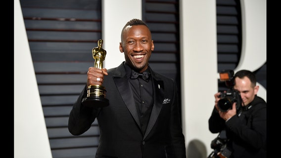 Academy apologizes for Oscars best picture mistake