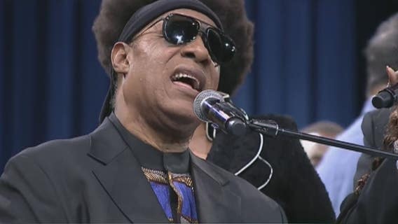 Stevie Wonder gives heartfelt tribute to Aretha Franklin