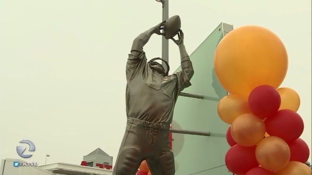 49ers unveil statues of Joe Montana, Dwight Clark to honor 'The Catch'