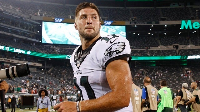 Tim Tebow comforts family when man has apparent heart attack