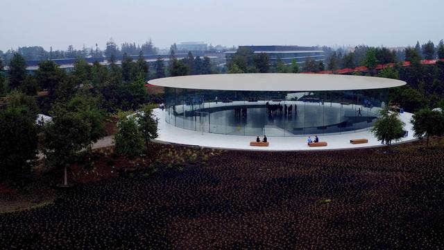 Bloomberg: Apple employees running into glass walls at Cupertino headquarters