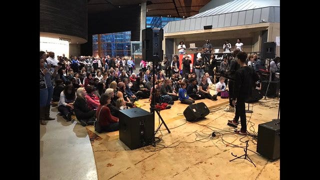 Hundreds gather to clap out, thank Obama on his last day