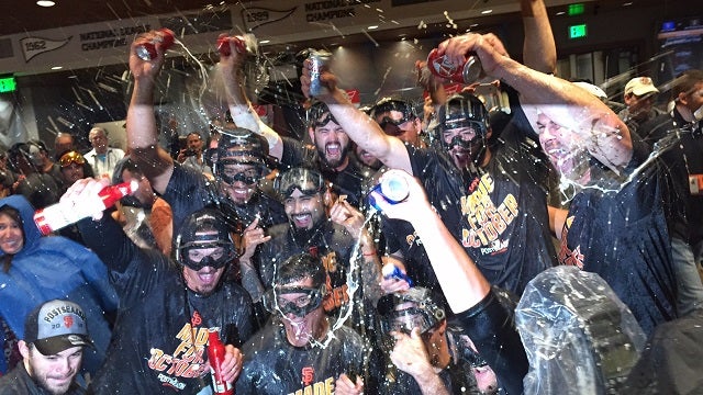 Giants clinch 2nd NL wild card, complete sweep of Dodgers