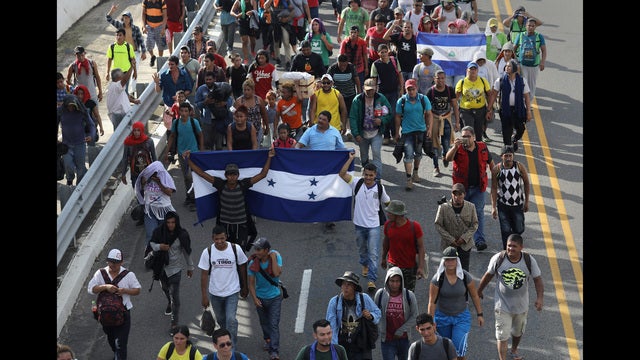 Migrant caravan must walk as Mexico ignores demand for buses