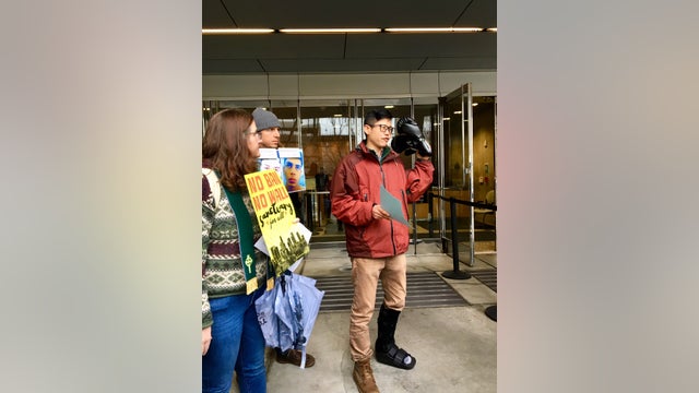 Activists give Pelosi boxing gloves urging her to keep ‘fighting' against Trump's border wall