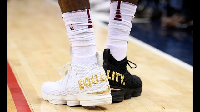 LeBron wears 1 black shoe, 1 white shoe, speaks about Trump
