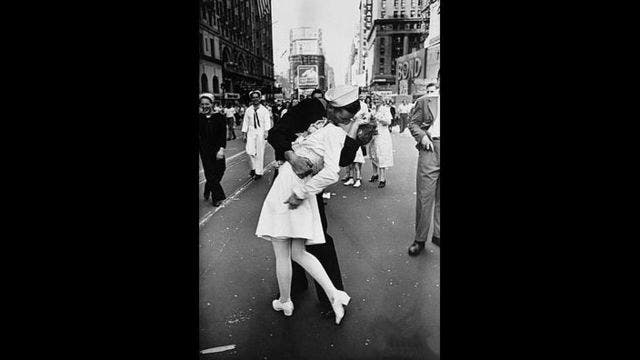 Woman in famous WW2 Times Square photo has died