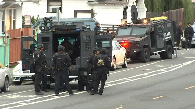Oakland police, FBI conduct early morning gang raids