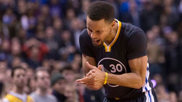 Curry scores 44 as perfect Warriors beat Raptors 112-109
