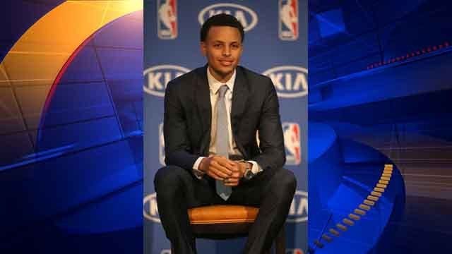 'Ridiculous' Curry does it again for playoff-bound Warriors