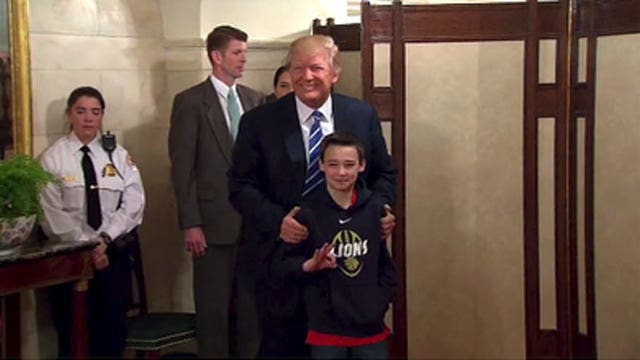 Trump greets first wave of White House tourists