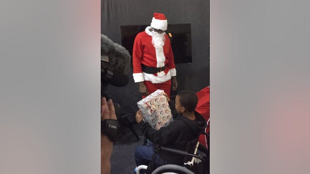 Warriors' Draymond Green plays Santa Claus