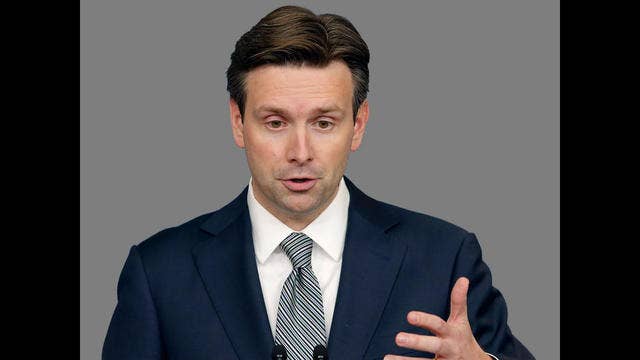 Ex-Obama spokesman says Trump is cynically using the press
