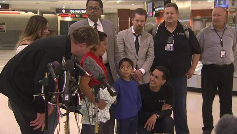 9308ea9e-7_year_old_boy_reunited_with_migrant_mom_0_20180622172848