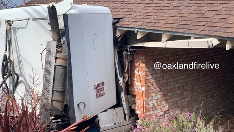 53b2a1d2-Big rig crashes into house