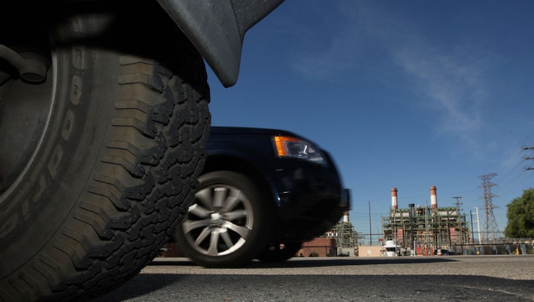 0bb841aa-Cars in LA file _GETTY-407068