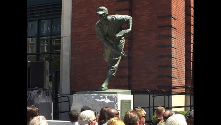 Gaylord Perry gets statue at Giants ballpark
