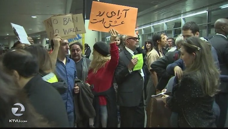 c4c6e1c1-Demonstrators_at_SFO_protest_immigration_0_20170130063241