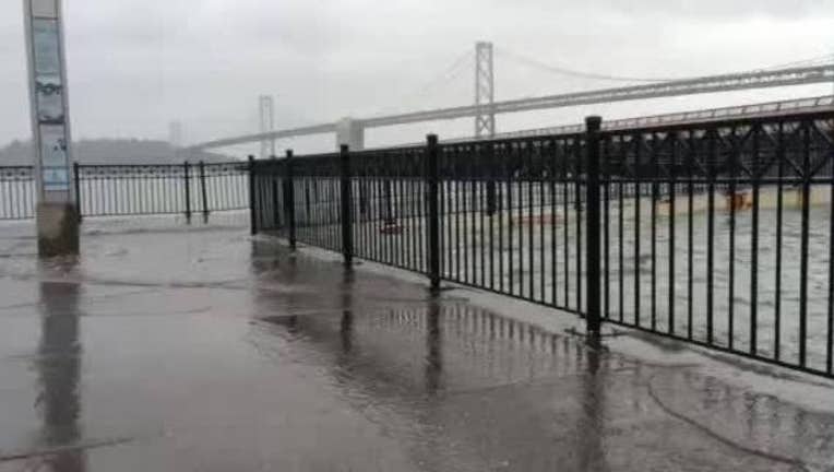 5777ee44-King_Tides_flood_the_Embarcadero_0_20151124175256