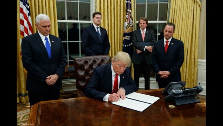 fb07960d-OVALOFFICE_1484967263229.jpg