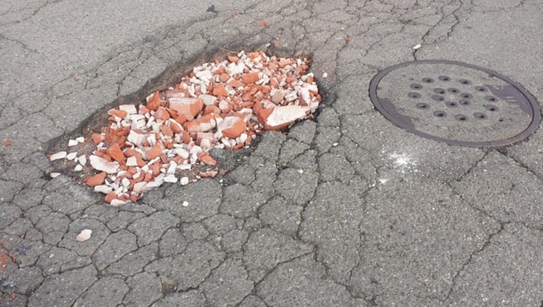 5b4ef6e0-OaklandPothole01.26.16_1453855282078.jpg
