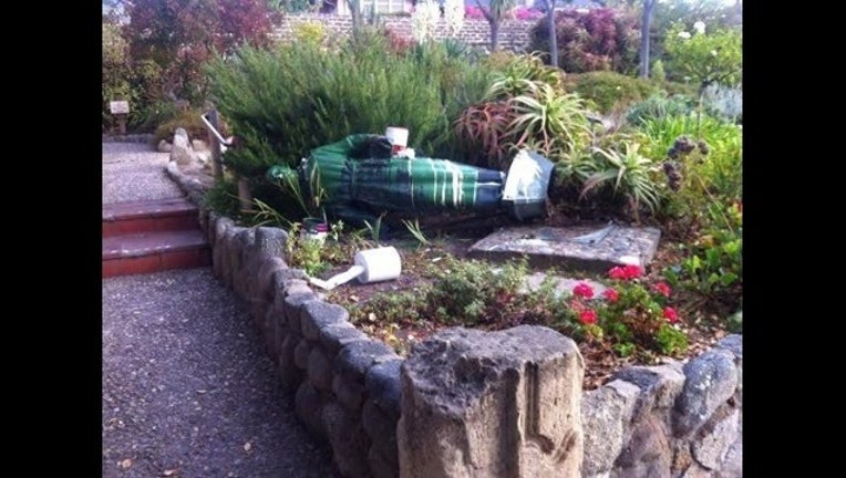 326d8b28-SERRA STATUE_1443415760676.jpg