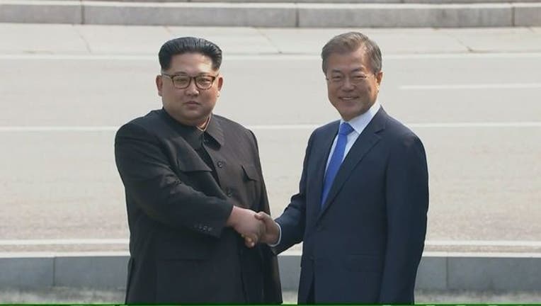 North Korean Leader Kim Jong Un and South Korean President Moon Jae-in-401720.jpg