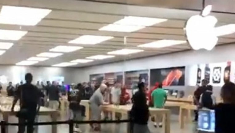 7449885e-TXM42A-APPLE STORE ROBBERY_00.00.17.11_1537796242370.png.jpg