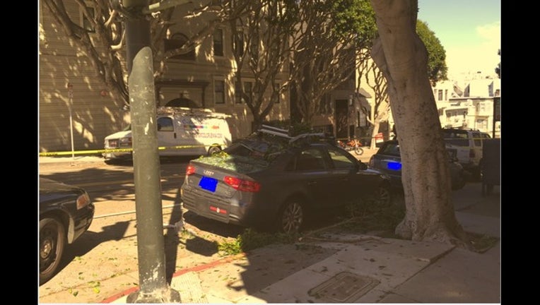 701c02c0-Wild chase on top of roofs in San Francisco; suspect falls onto car