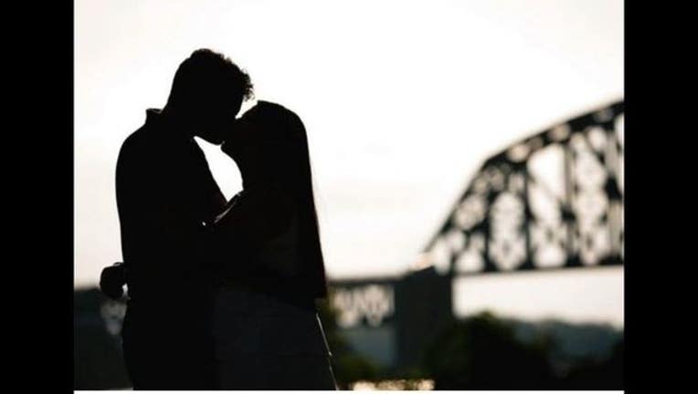 4e14e38f-couplekissing_1506473949814-407068.JPG
