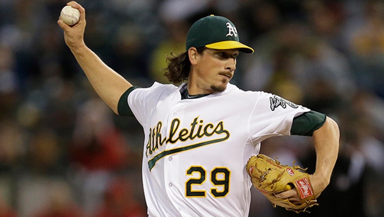 Giants sign former A's pitcher