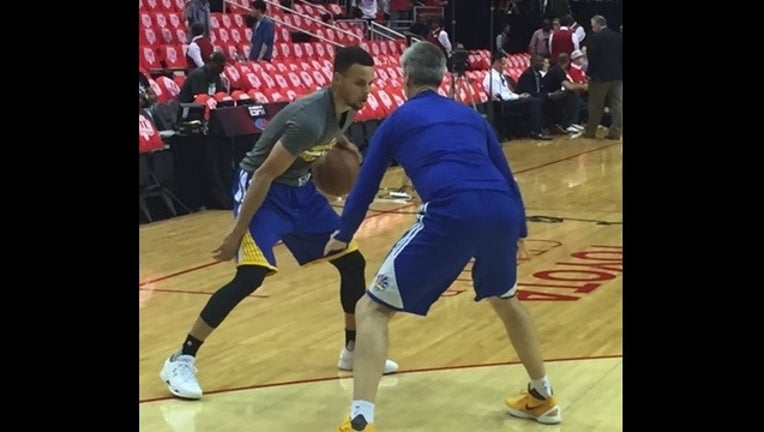da24ae96-Stephen Curry practices.jpg