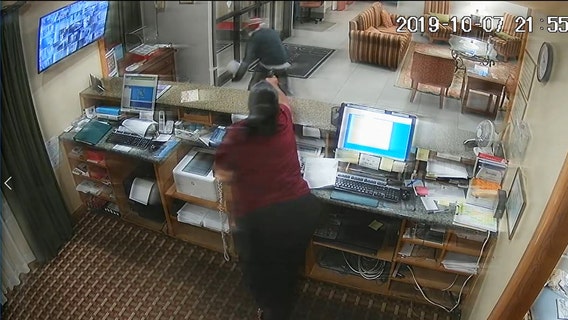 Hotel clerk manages to grab weapon from armed robber, sends him running at gunpoint