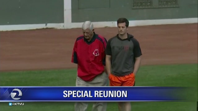 Red Sox legend reunites with grandson, Giants right fielder, in Fenway Park