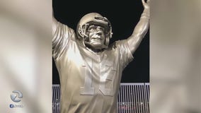 Fan rips facemask off Joe Montana statue after 49ers suffer first loss of season