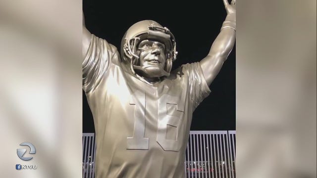 Fan rips facemask off Joe Montana statue after 49ers suffer first loss of season