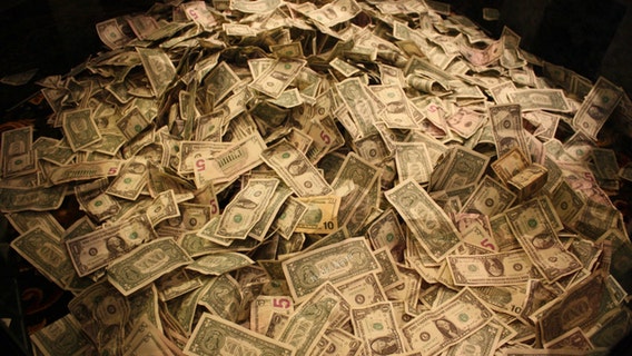 Man robs Colorado bank, throws cash, says ‘Merry Christmas’