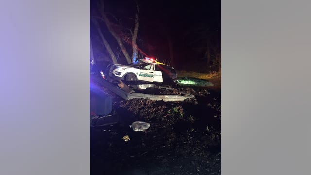 2 sheriff's deputies injured as they collide into each other responding to call